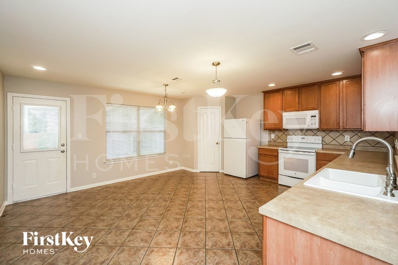 1010 Magnolia Bnd - Photo 5 of 16