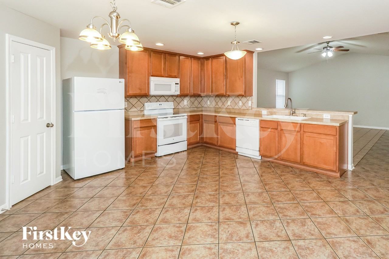 1010 Magnolia Bnd - Photo 6 of 16