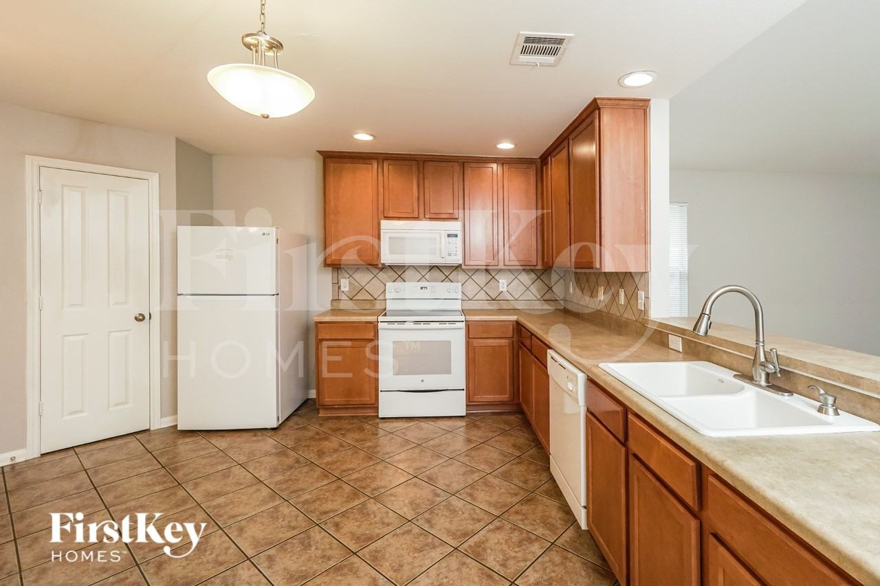 1010 Magnolia Bnd - Photo 7 of 16