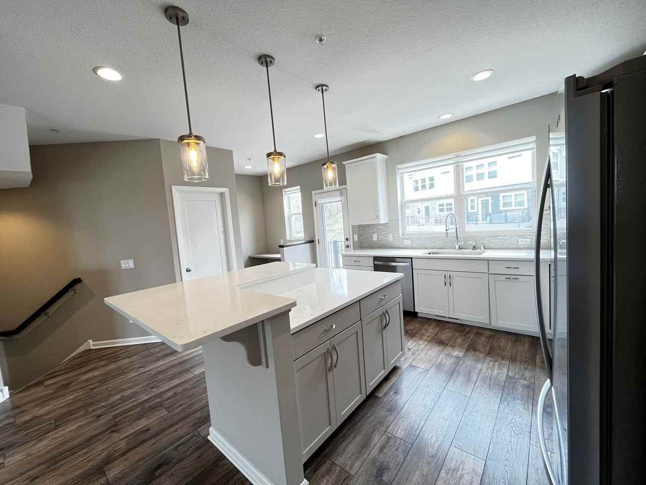 5228 Hampton St Ne - Photo 6 of 29