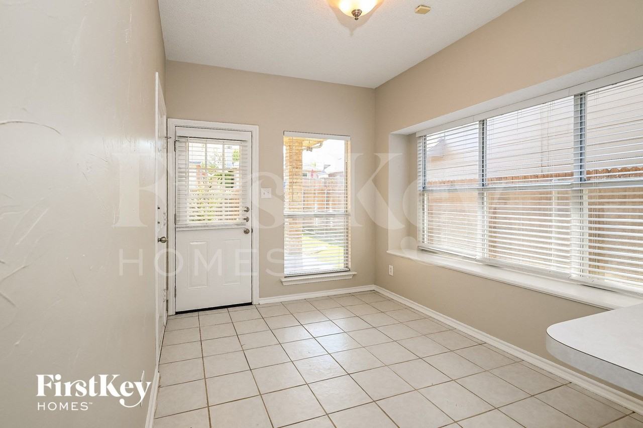 2210 Meadowstone Dr - Photo 4 of 15