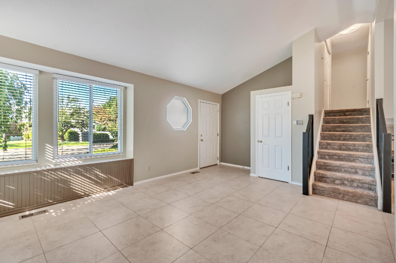 582 E Meadow Hill Dr - Photo 4 of 20