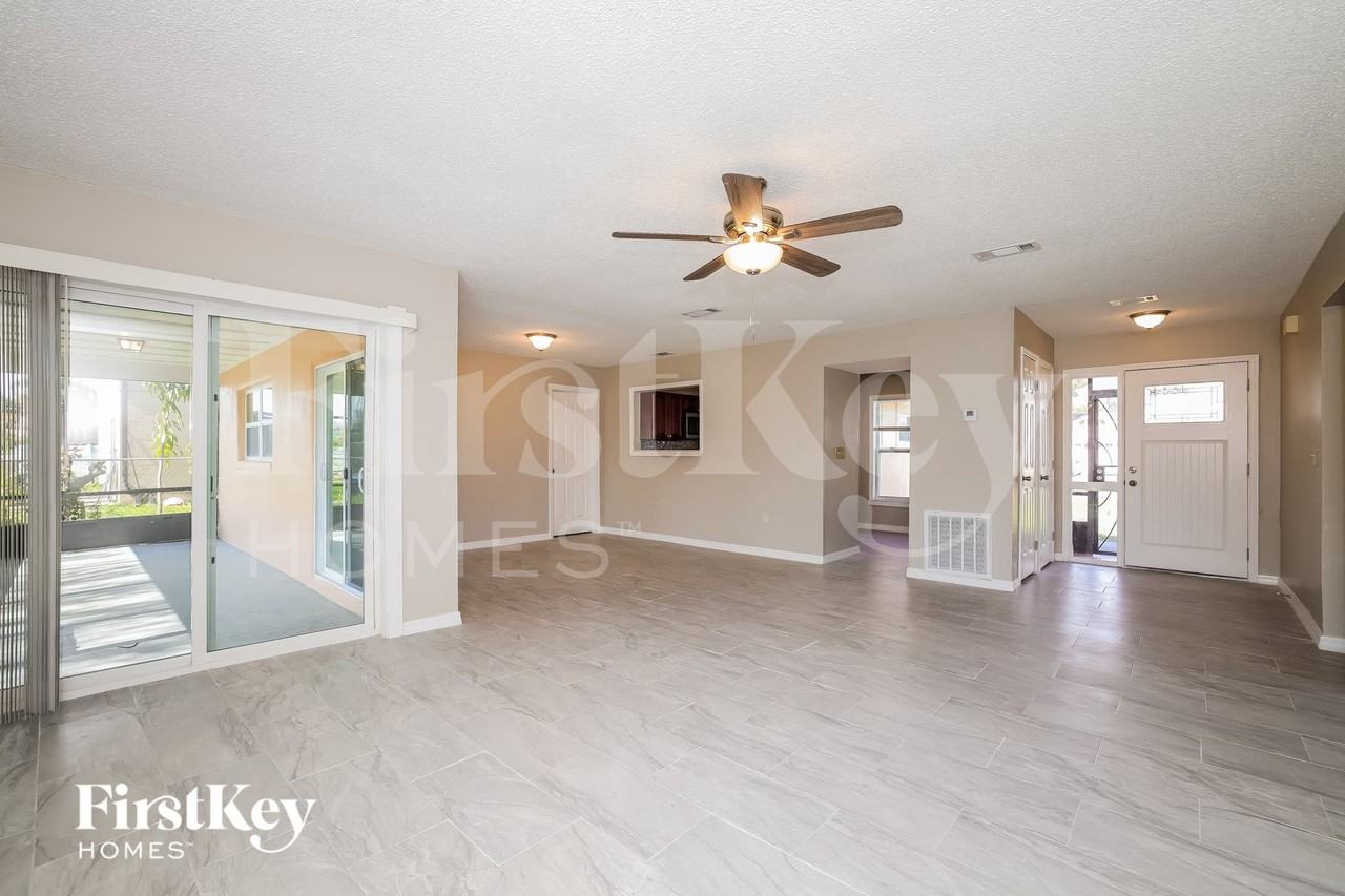 724 Dromedary Dr - Photo 3 of 15