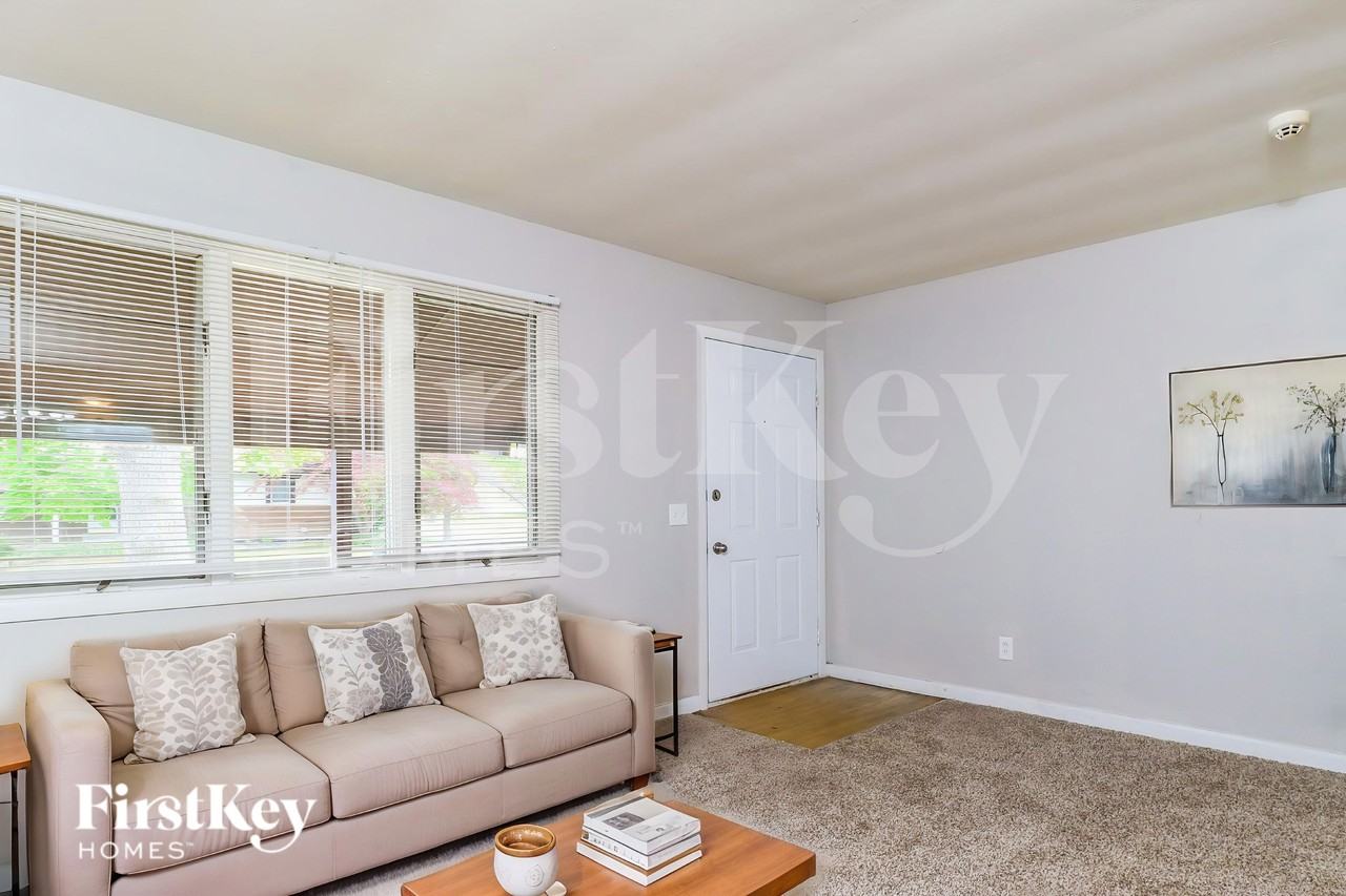 930 5th Plz - Photo 3 of 19