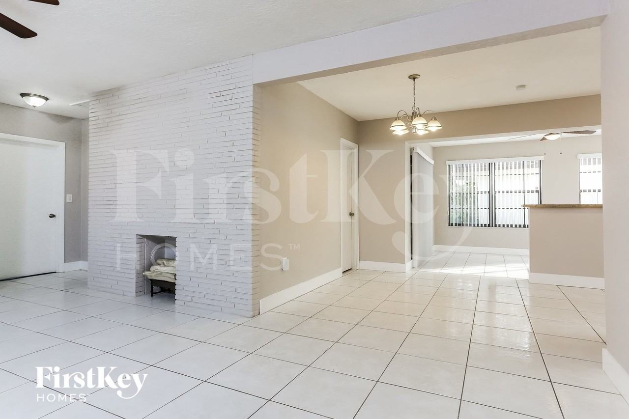 7720 Juniper St - Photo 3 of 15