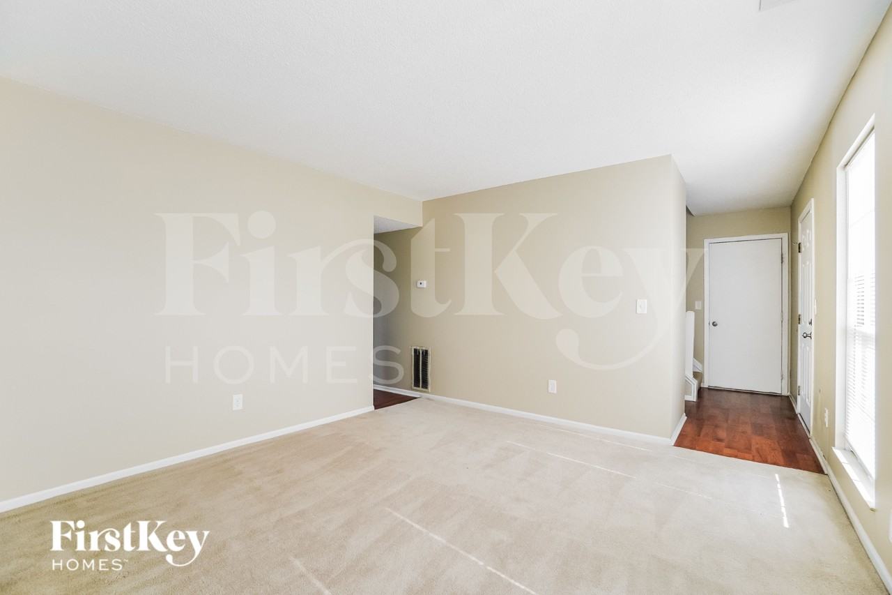 6266 Glencairn Cir - Photo 3 of 15
