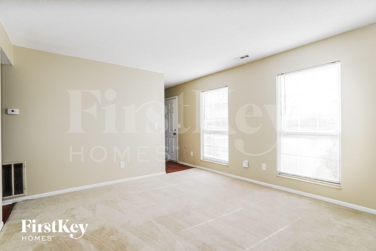 6266 Glencairn Cir - Photo 4 of 15