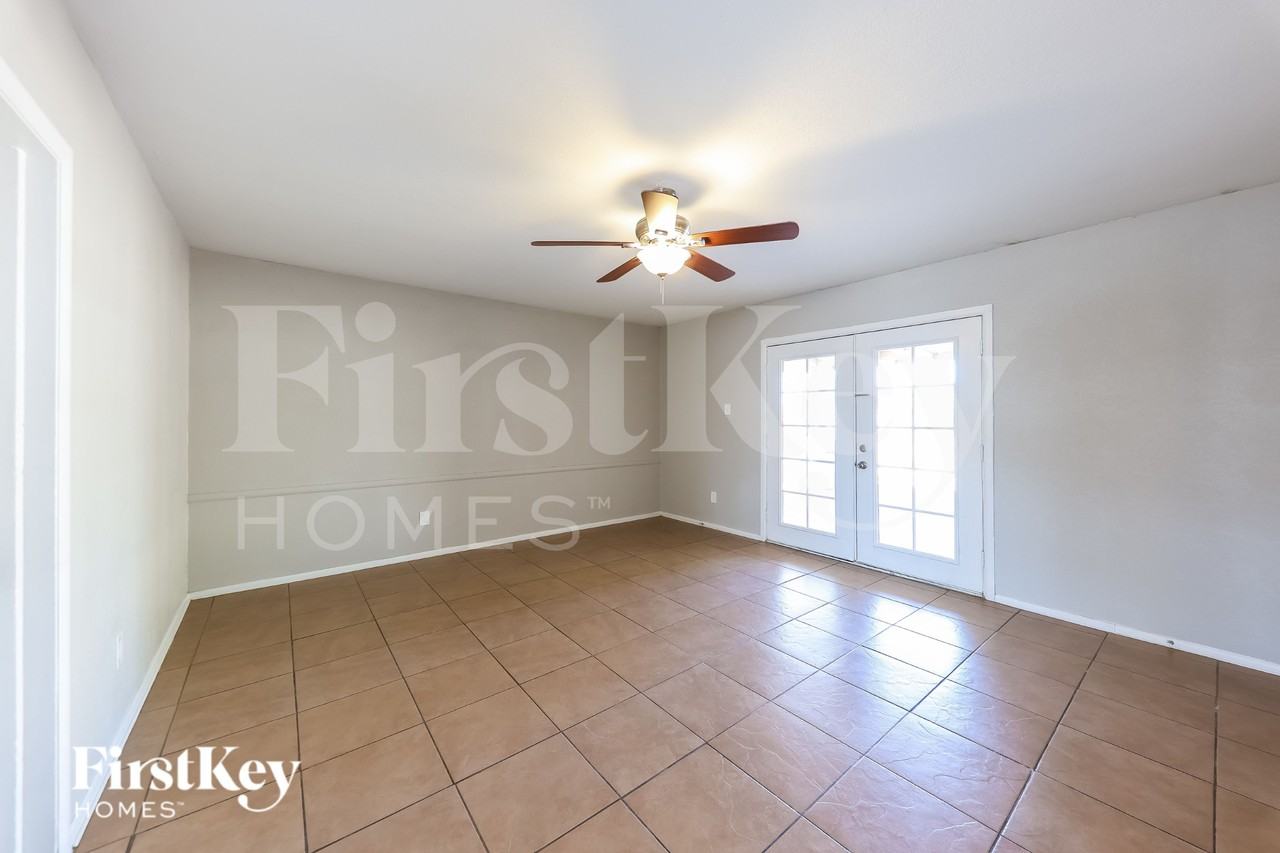 5702 N 19th Dr - Photo 2 of 19