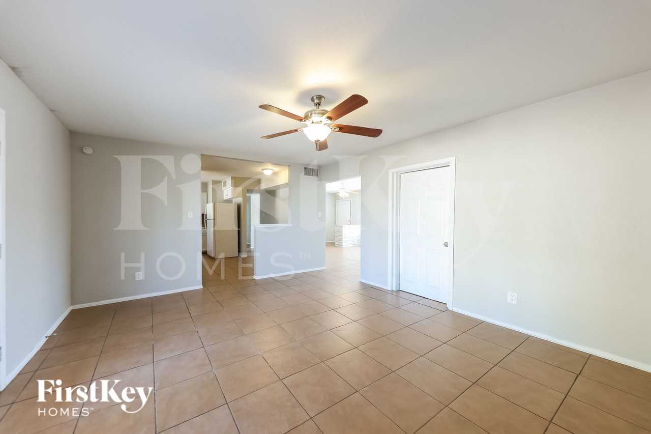 5702 N 19th Dr - Photo 4 of 19