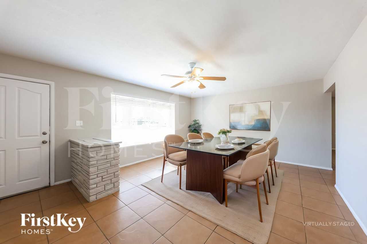 5702 N 19th Dr - Photo 6 of 19
