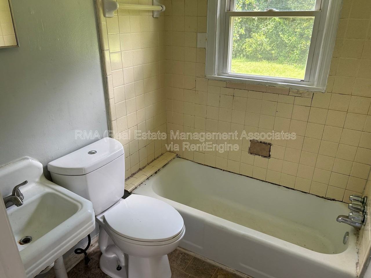 1111 Dewey St #B - Photo 4 of 5