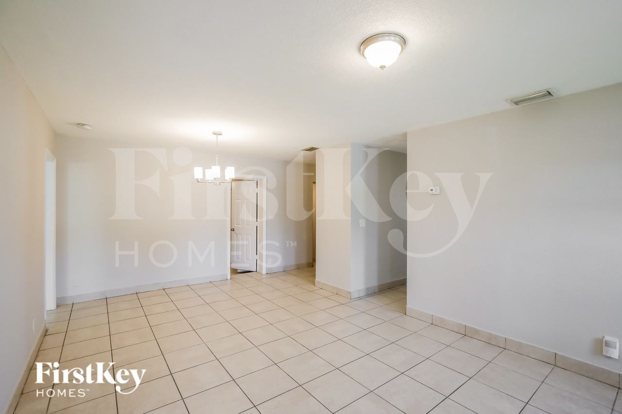 3321 Nw 177th Ter - Photo 4 of 20