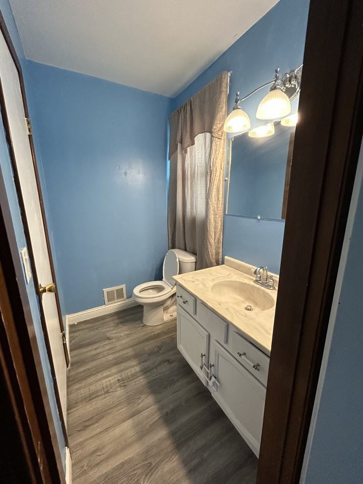 225 Bates St - Photo 4 of 16
