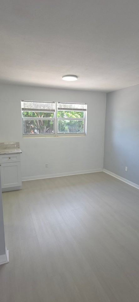 1047 Japonica Ln - Photo 7 of 17