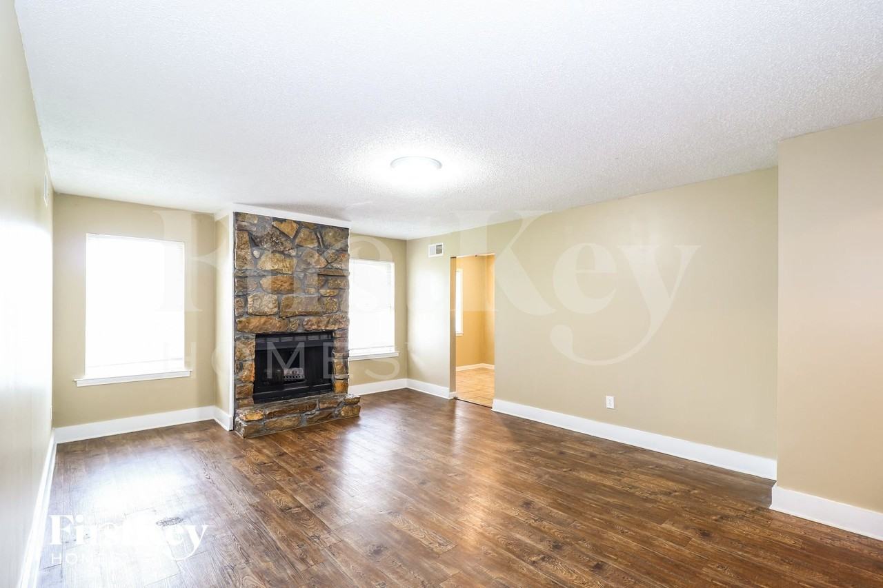 2426 Morning Vista Dr - Photo 2 of 15