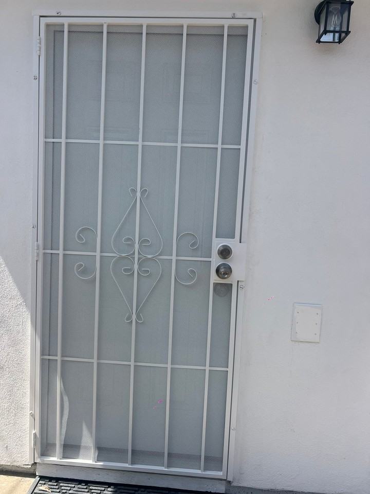 1204 S Spruce St - Photo 2 of 19