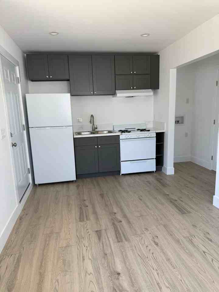1204 S Spruce St - Photo 6 of 19
