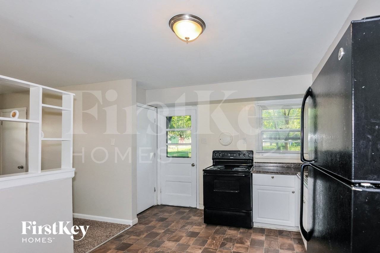 170 Saint Edward Ln - Photo 7 of 15