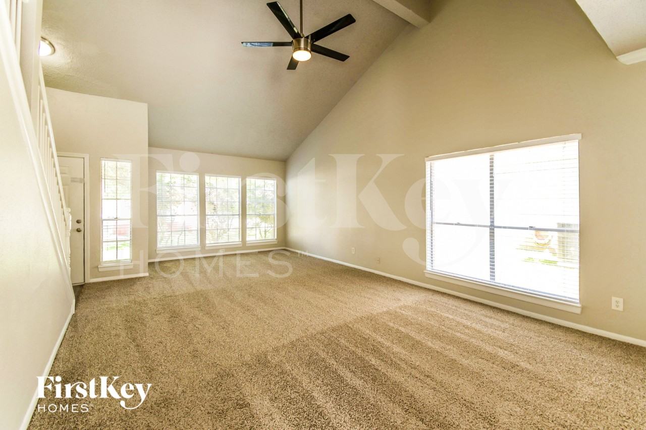 1219 Catskill Dr - Photo 5 of 15