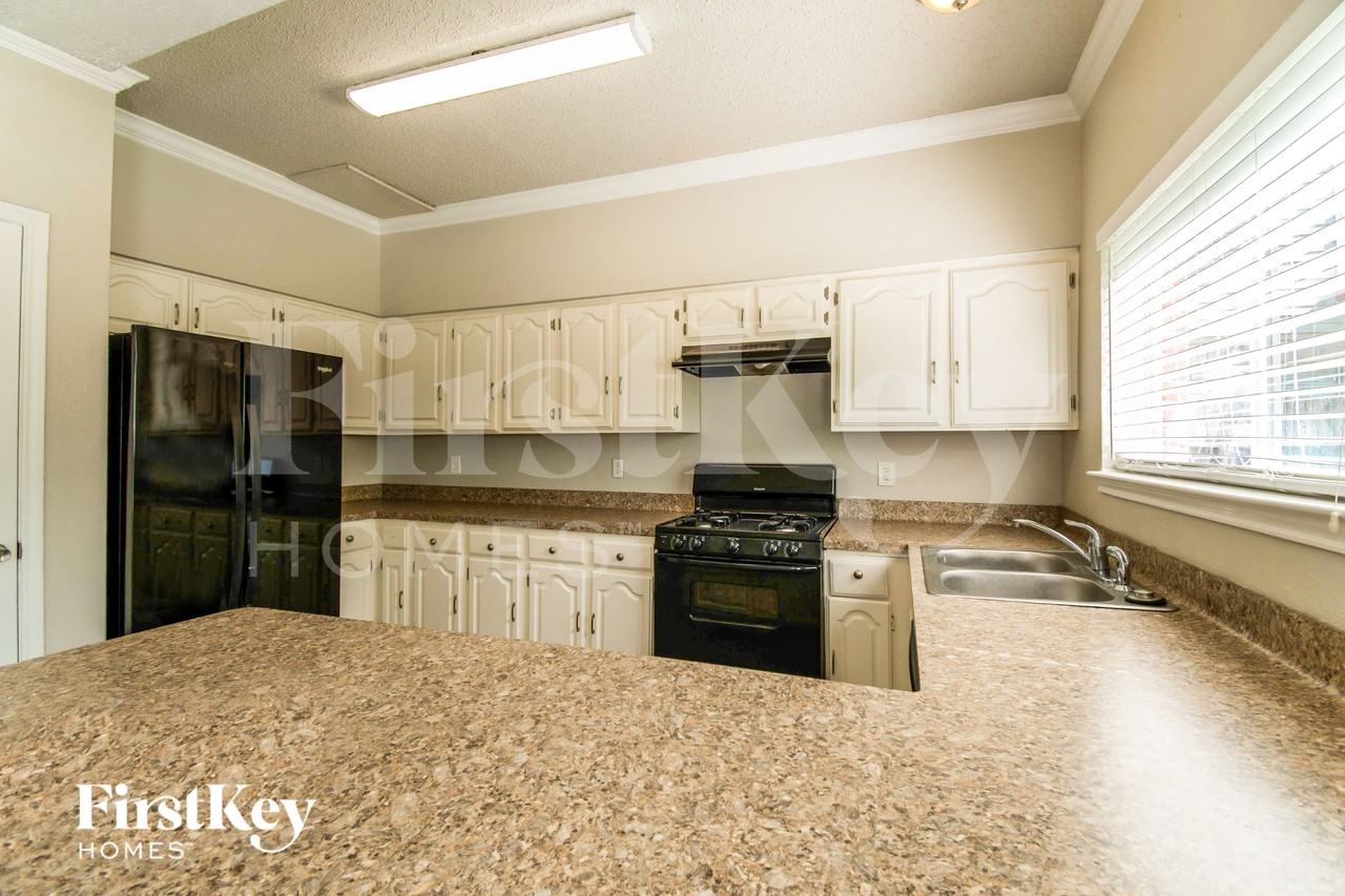 1219 Catskill Dr - Photo 7 of 15