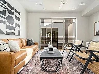 2828 Federal Blvd - Photo 4 of 11