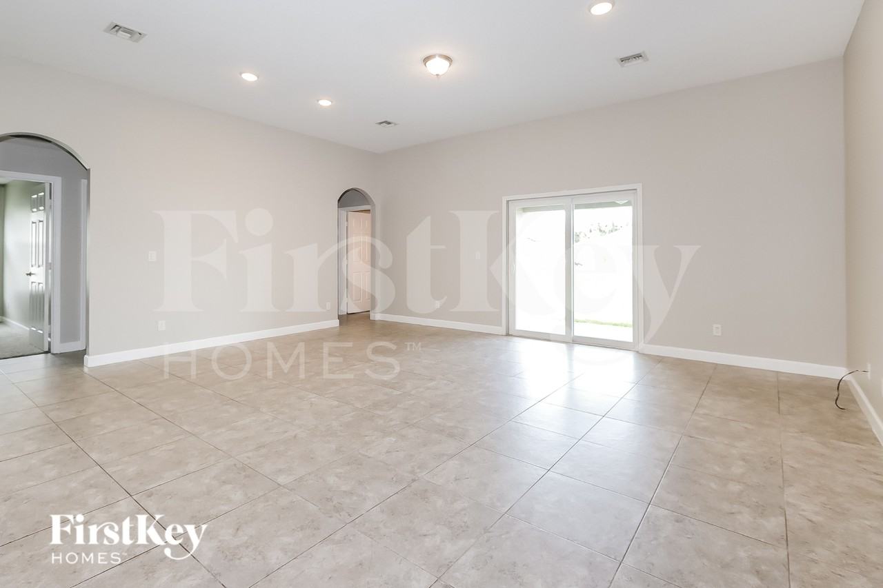 1061 Sw Dubois Ave - Photo 4 of 16
