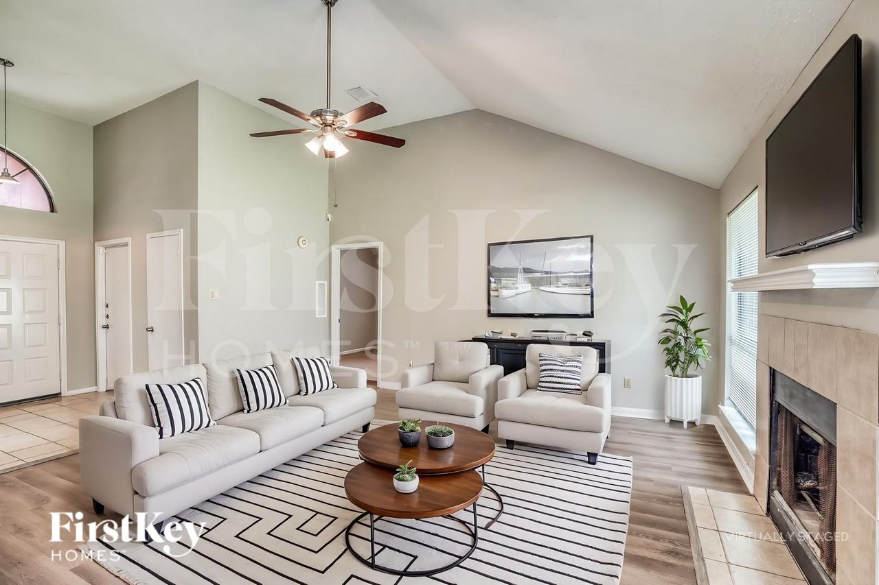 1055 Margate Dr - Photo 3 of 19