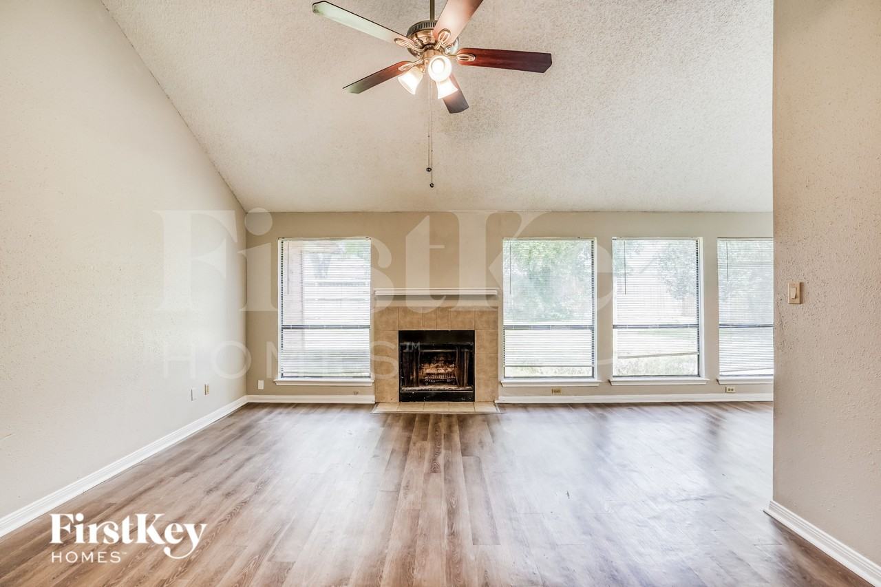 1055 Margate Dr - Photo 4 of 19