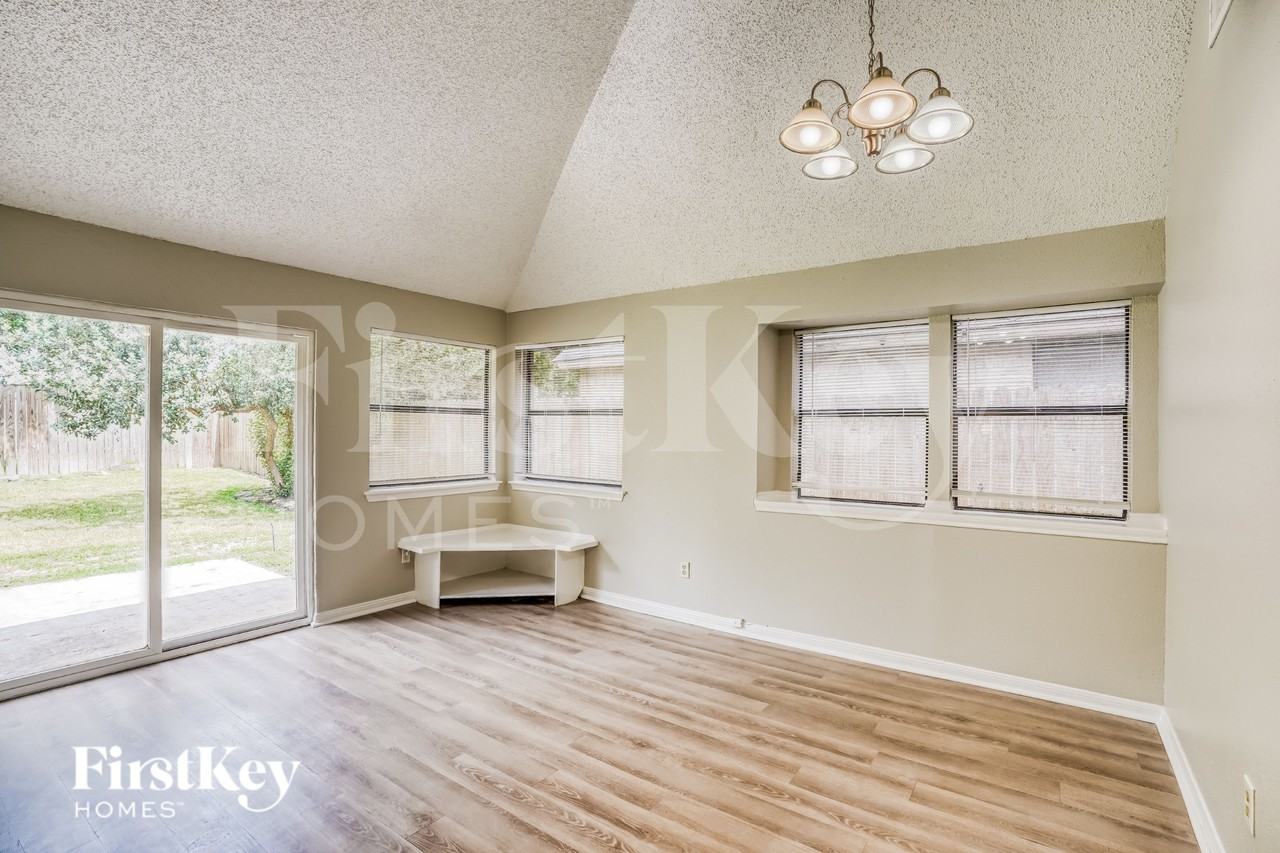 1055 Margate Dr - Photo 5 of 19