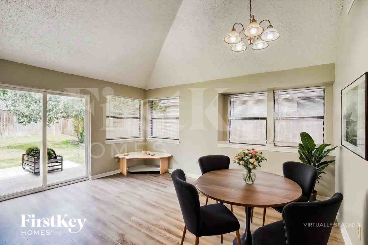 1055 Margate Dr - Photo 6 of 19