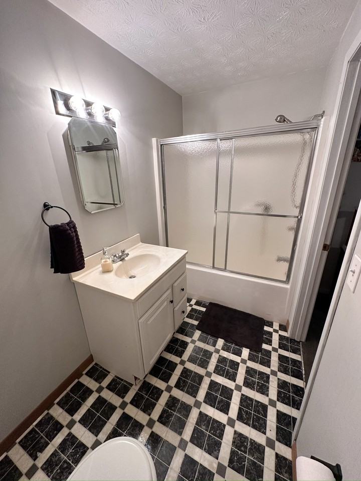 565 S 43rd St - Photo 4 of 15