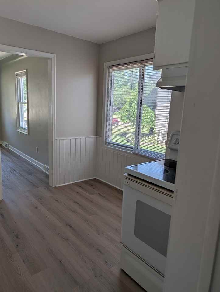 21712 Lakeview St - Photo 5 of 15
