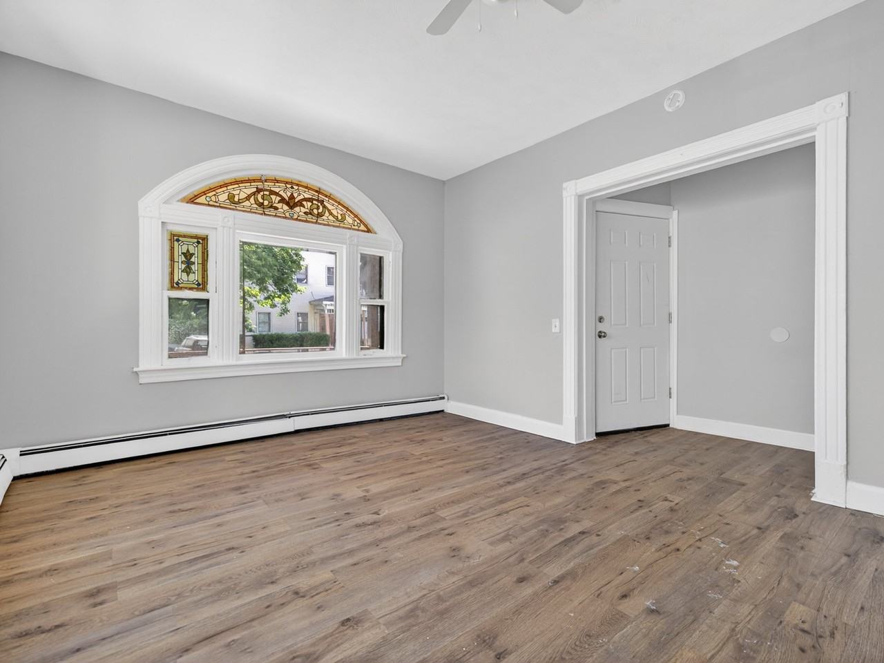 195197 Laurel Hill Ave - Photo 4 of 17