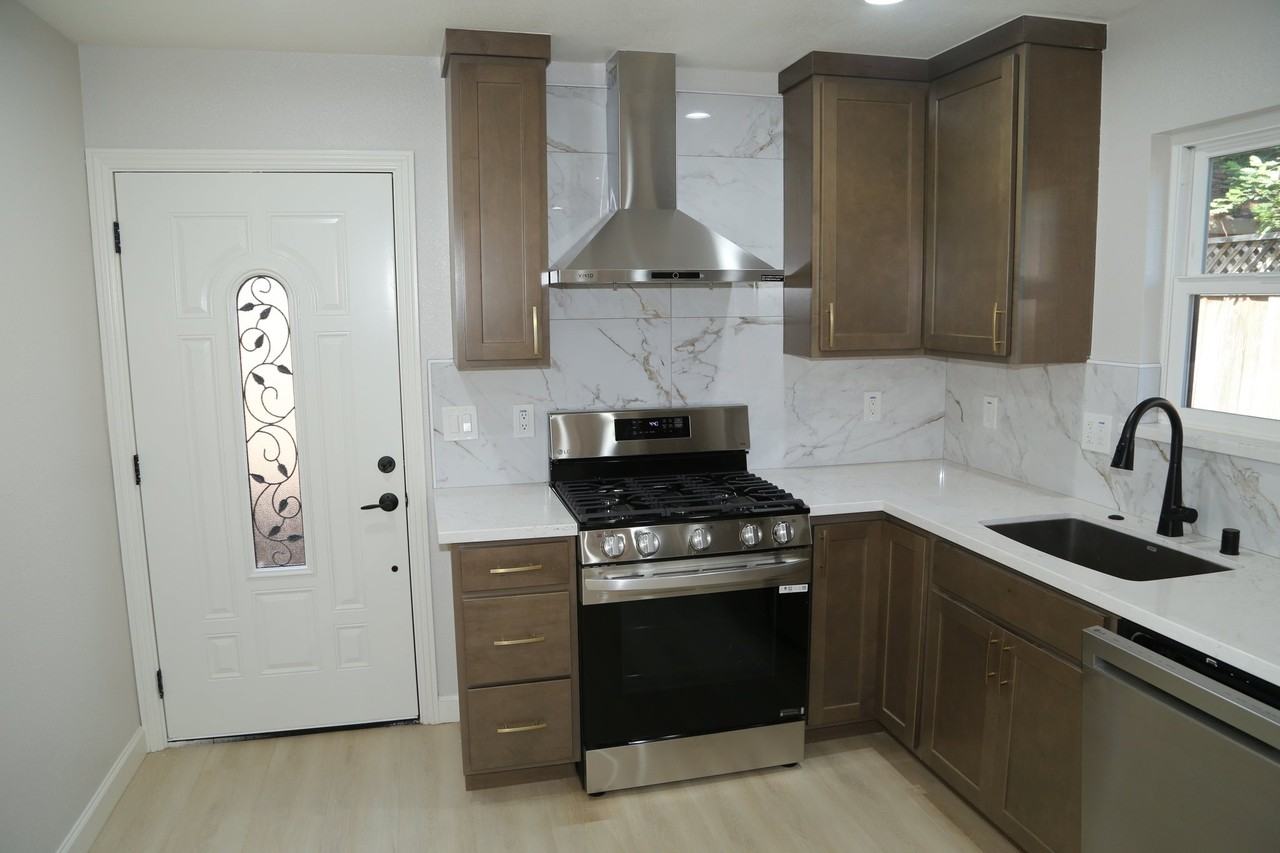 281 Oak St - Photo 5 of 18