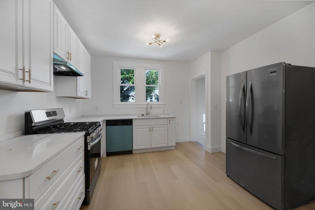 2712 S Dakota Ave Ne - Photo 5 of 6