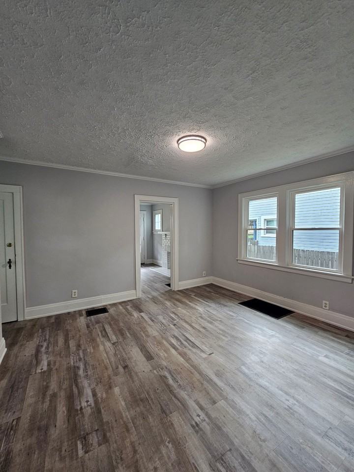 1232 Laidlaw Ave #1 - Photo 2 of 9