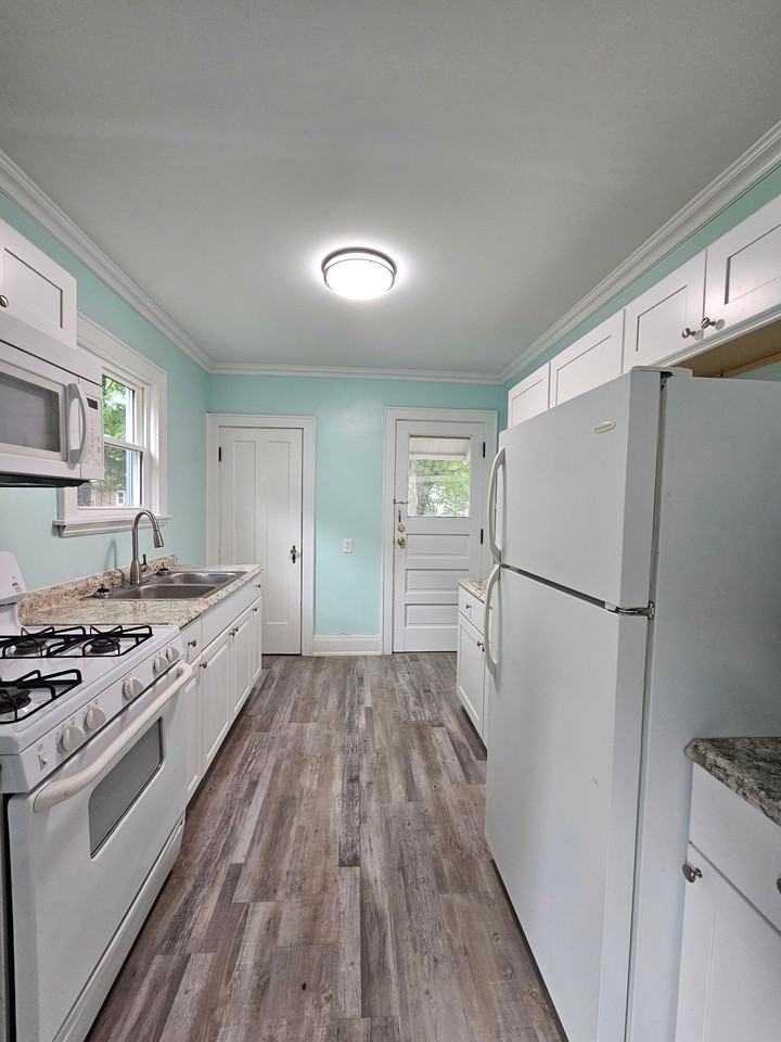 1232 Laidlaw Ave #1 - Photo 6 of 9