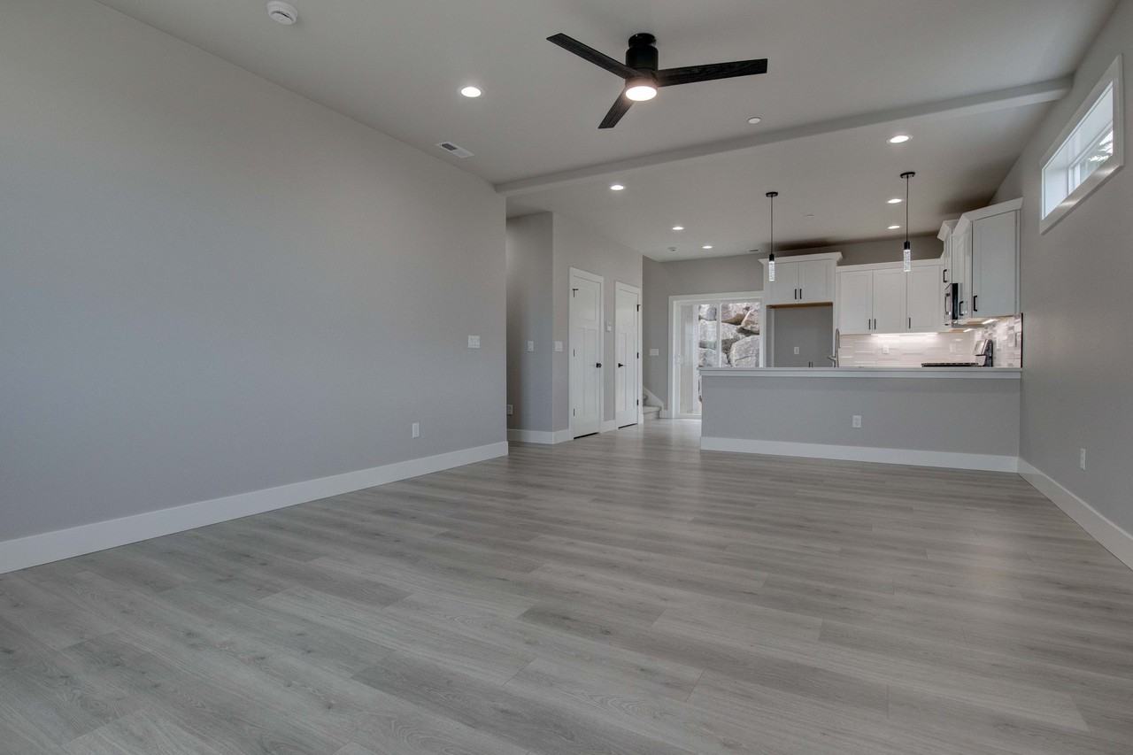 806 Rio Vista Loop - Photo 2 of 10