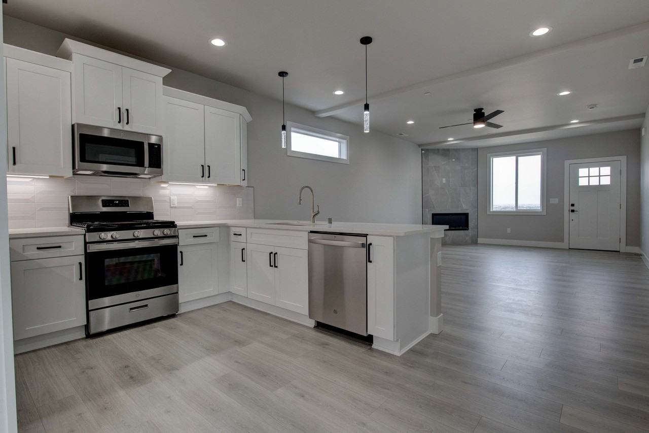 806 Rio Vista Loop - Photo 3 of 10