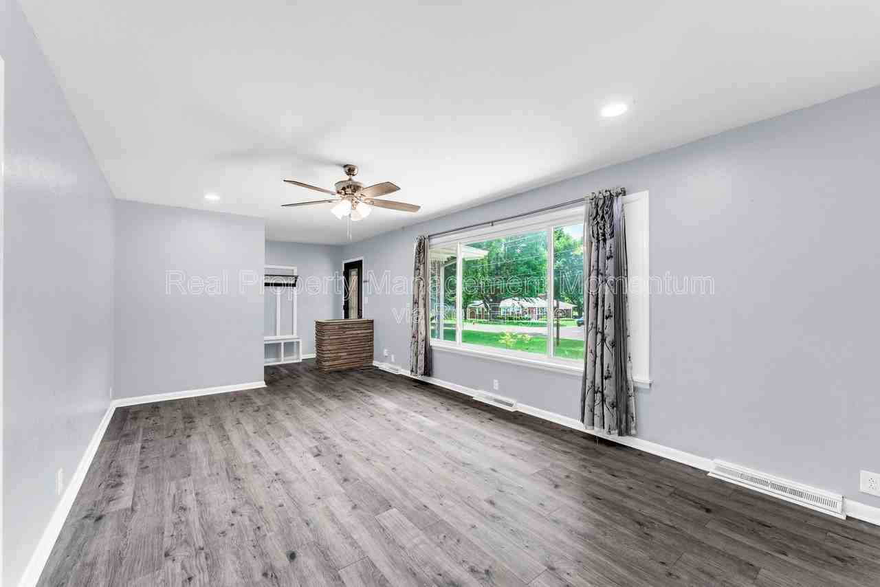 1105 13th St - Photo 5 of 36