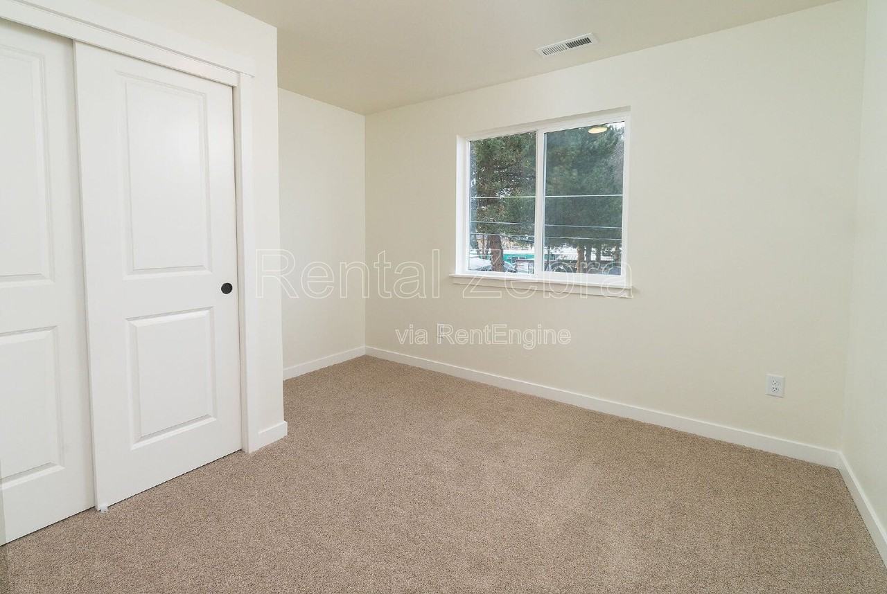 663 Se Dunham St #2 - Photo 4 of 19