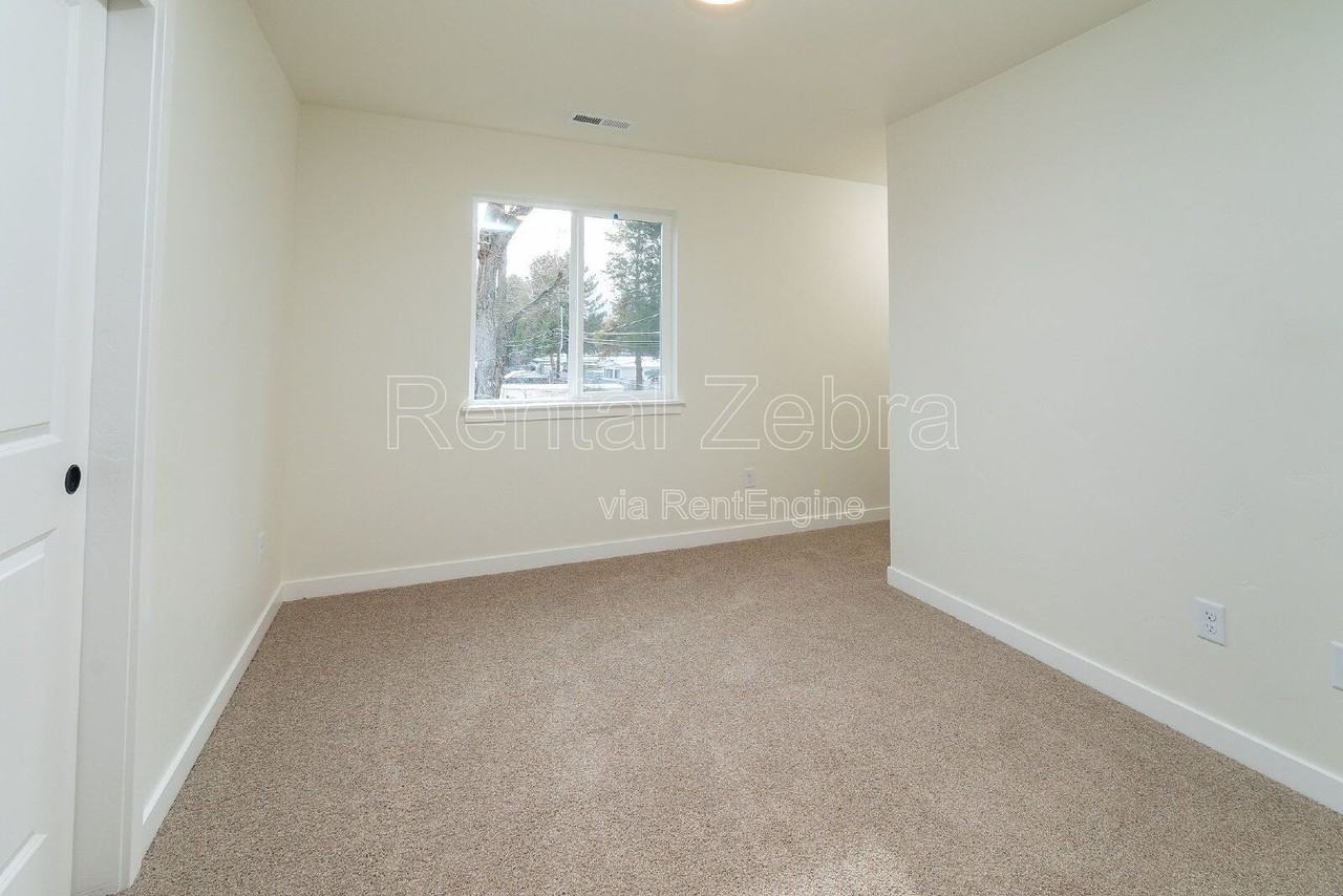 663 Se Dunham St #2 - Photo 5 of 19