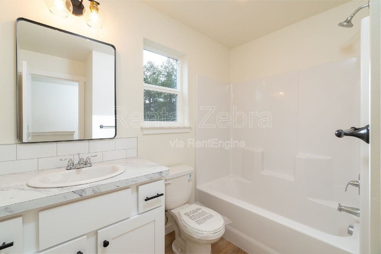 663 Se Dunham St #2 - Photo 6 of 19