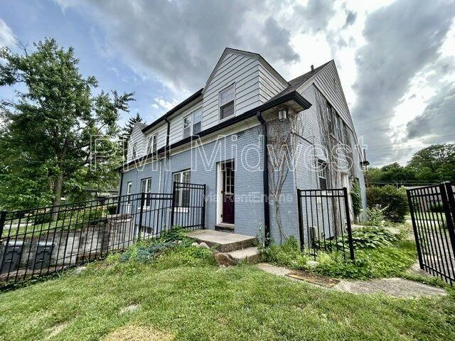 5663 N Illinois St - Photo 4 of 31