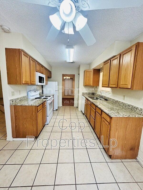 14810 Ridge Hill Dr - Photo 7 of 19