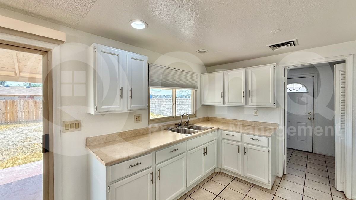 3602 N 72nd Ln - Photo 5 of 16