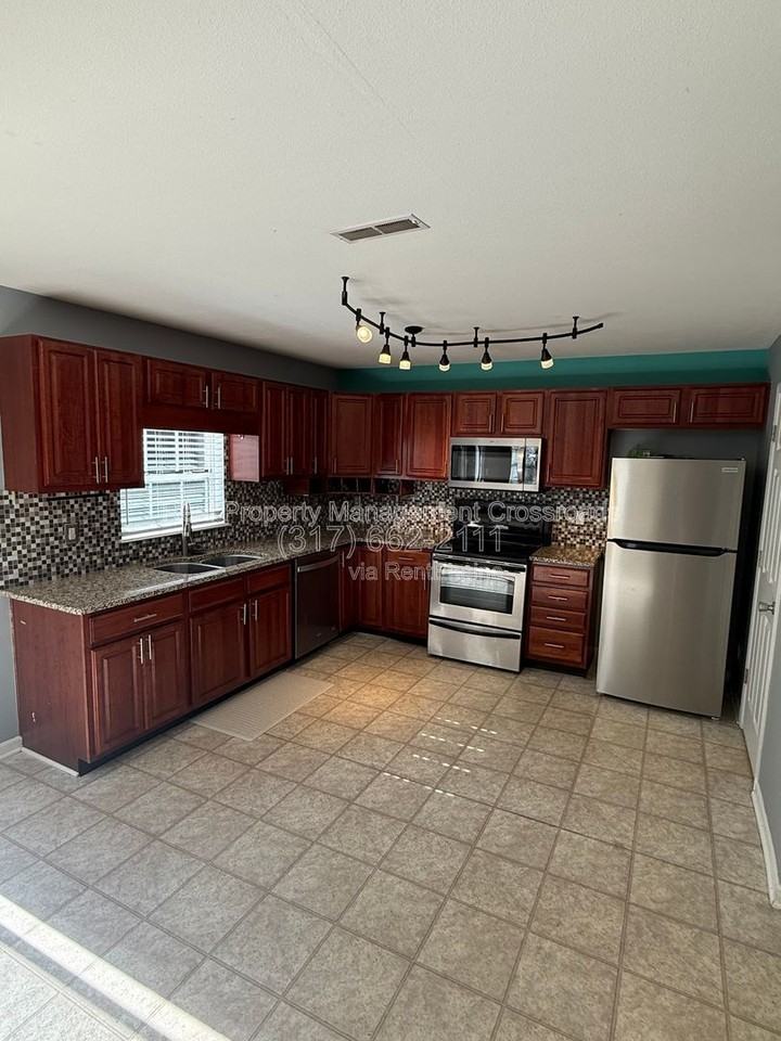 1455 Bearsden Dr - Photo 6 of 38
