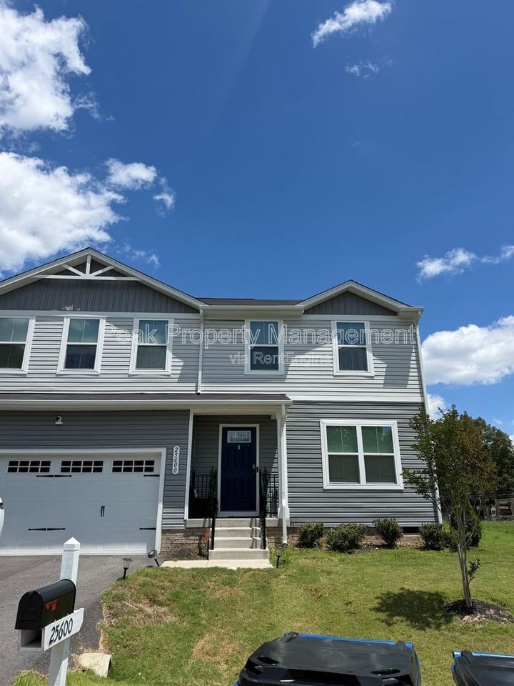 25600 Linda Gale Ct - Photo 2 of 8