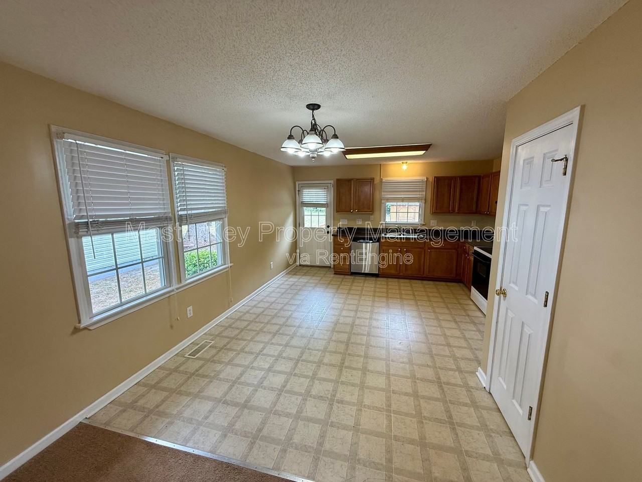204 W Barbee St - Photo 2 of 16