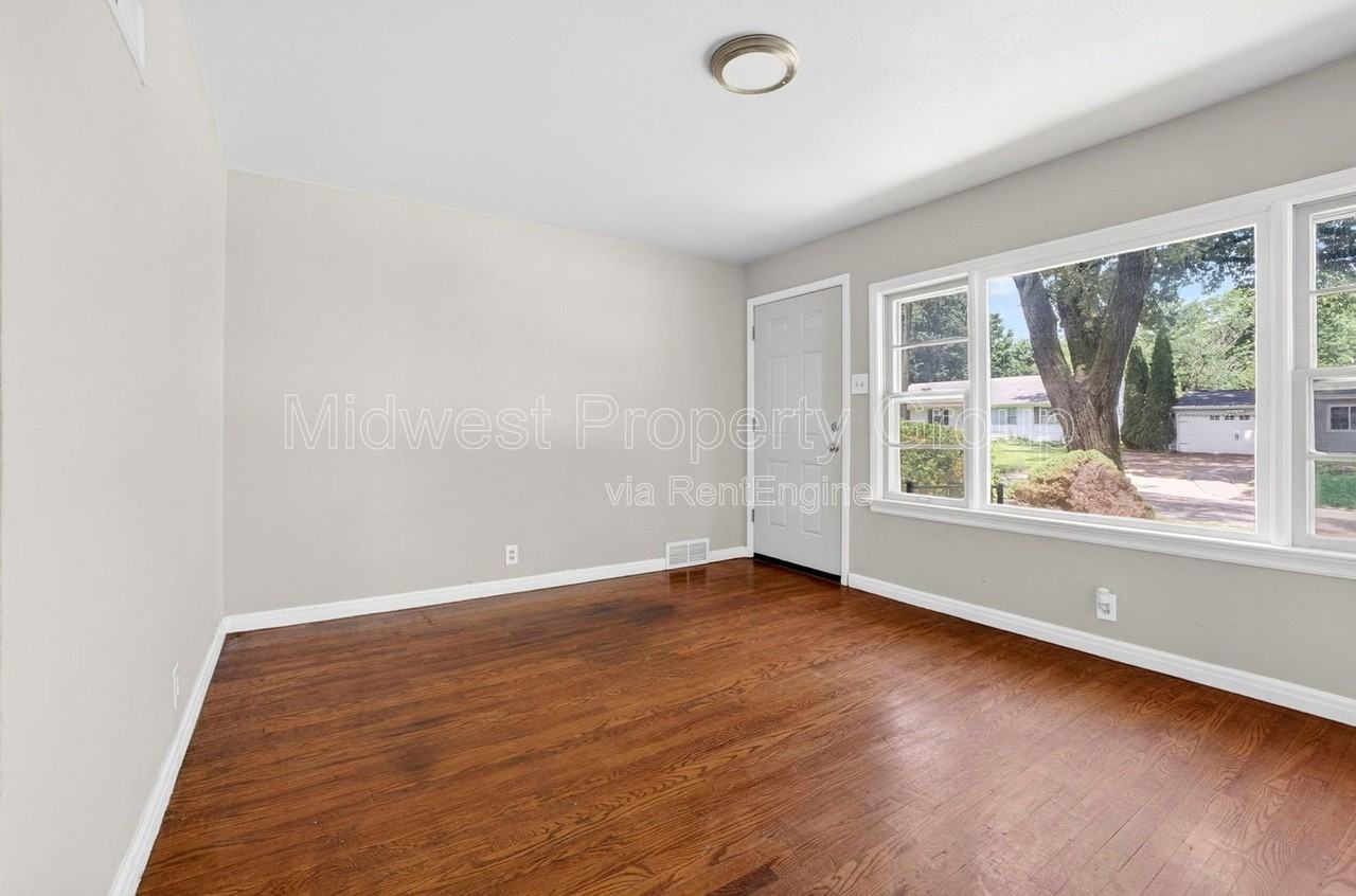 10027 Lilac Ave - Photo 2 of 24